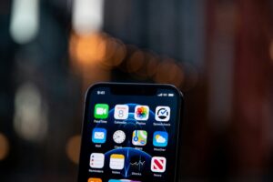 frederik-lipfert-7JlJjbJ6nY4-unsplash-300x200 7 أخطاء تدمر بطارية الآيفون وتقلل عمرها الافتراضي دون أن تنتبه