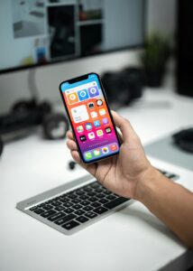 i-m-zion-KCPnPgAgz9s-unsplash-214x300 أسرار تجعل بطارية الآيفون تعيش سنوات أطول/ نصائح