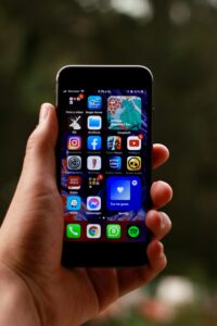 josue-reyes-O0TrQ3dVa94-unsplash-200x300 ازاي تفرغ مساحه للايفون بسهولة وطرق فعالة لتوفير مساحة تخزين iPhone بدون برامج معقدة