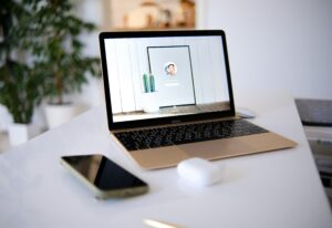 julia-blumberg-jBzL8MvRTwY-unsplash-300x206 Lovable/كيف يصمم تطبيقات ومواقع من مجرد وصف نصي باستخدام الذكاء الاصطناعي؟