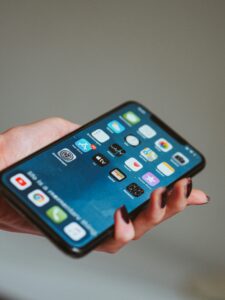 laura-chouette-N4zFyK2qyt8-unsplash-225x300 7 أخطاء تدمر بطارية الآيفون وتقلل عمرها الافتراضي دون أن تنتبه