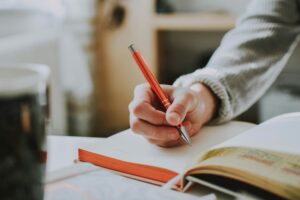 lilartsy-333oj7zFsdg-unsplash-300x200 سر النطق الاحترافي باللغة الإنجليزية باستخدام ChatGPT