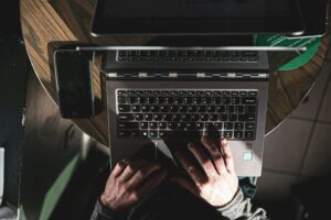 logan-weaver-lgnwvr-YKkWqdHx3NI-unsplash-300x200 كيفية تحويل أي موضوع إلى عرض تقديمي قصصي باستخدام Claude 4.7