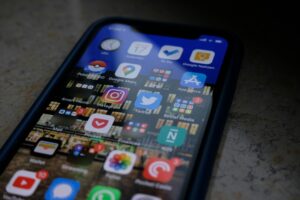 marcel-knupfer-yY3rM8YcWFk-unsplash-300x200 إعدادات خفية توفر بطارية الآيفون بشكل كبير/ خطوات بسيطة
