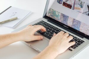 mel-poole-3IxYATx6Ylg-unsplash-300x199 كيفية إنشاء محتوى عرض تقديمي كامل تلقائيًا باستخدام الذكاء الاصطناعي