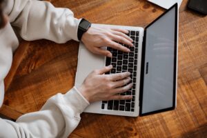 pexels-artempodrez-8518649-300x200 كيف يساعدك كلود فى تحليل استعداد العملاء للدفع واتخاذ قرار الشراء