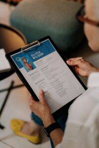 pexels-cottonbro-5989925-200x300 أكثر 10 أخطاء في السيرة الذاتية تمنعك من الحصول على مقابلة عمل