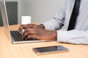 pexels-cytonn-955398-300x200 دليل شامل عن  كيفية اختيار أفضل منصة بيع إلكترونية