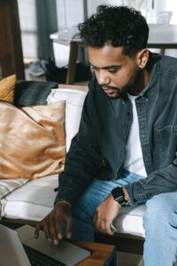 pexels-ivan-s-7620473-200x300 أفضل المنتجات الرقمية للمبتدئين/ دليل عملي لبناء مصدر دخل رقمي بسهولة