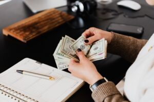 pexels-karola-g-4475524-300x200 إنشاء سلم المنتجات الرقمية / دليلك لبناء رحلة عميل تزيد الأرباح