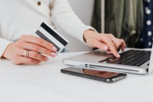 pexels-karola-g-5717944-300x200 أحصل على الدخل السلبي بالذكاء الاصطناعي من كلود/ دار عملى