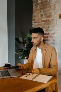 pexels-mart-production-7256301-200x300 دليل عملي لتحويل الأفكار إلى مشروع ناجح من خلال كلود