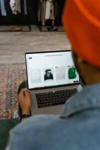 pexels-mart-production-7679752-200x300 أفضل المنتجات الرقمية للمبتدئين/ دليل عملي لبناء مصدر دخل رقمي بسهولة
