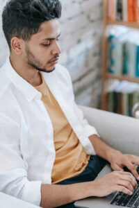 pexels-michael-burrows-7128995-200x300 أفضل المنتجات الرقمية للمبتدئين/ دليل عملي لبناء مصدر دخل رقمي بسهولة