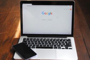 sarah-b-DF0C0Lbs9qE-unsplash-300x200 حظر حساب جوجل بسبب الذكاء الاصطناعي/ كيف فقد رسام مانجا كل بياناته في لحظة؟