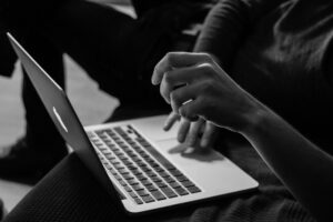 sergey-zolkin-_UeY8aTI6d0-unsplash-300x200 كيف تستخدم Claude لبناء قناة يوتيوب بالذكاء الاصطناعي وتحقيق الربح خلال 90 يومًا؟