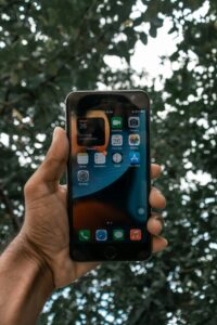 surya-devarakonda-ZEjX4gFPRn0-unsplash-200x300 ازاي تفرغ مساحه للايفون بسهولة وطرق فعالة لتوفير مساحة تخزين iPhone بدون برامج معقدة