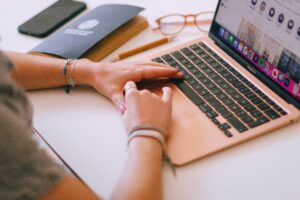 swello-YBCHCbVoLiU-unsplash-300x200 Synthesia/ إنشاء فيديوهات بشر افتراضيين باحترافية لتطوير المحتوى