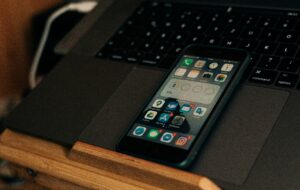 szabo-viktor-U577XpReV7Q-unsplash-300x190 كيفية عمل الإعدادات الصحيحة للفون لتحسين الأداء وحماية الخصوصية