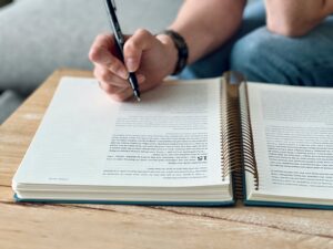 tim-wildsmith-CS-MzucIda4-unsplash-300x225 فهم قواعد الإنجليزية بسهولة دون تعقيد بالذكاء الاصطناعي