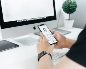 tomasz-zagorski-V2Zs5Yjts1U-unsplash-300x240 أسرار تجعل بطارية الآيفون تعيش سنوات أطول/ نصائح