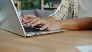 vitaly-gariev-AnB0zwEeuYU-unsplash-300x169 أفضل طريقة لتبسيط وتحسين محتوى الشرائح باستخدام Claude 4.7