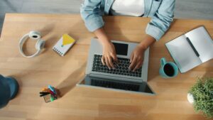 vitaly-gariev-w7LtjYoS6Kk-unsplash-300x169 أفضل طريقة لتبسيط وتحسين محتوى الشرائح باستخدام Claude 4.7