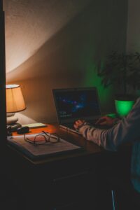 arpad-czapp-xOiFXmYSL_4-unsplash-200x300 30 موقع للذكاء الاصطناعي تبدو كأنها غير قانونية لكنها قانونية فعلًا